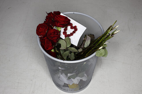 Disposed rose bouquet and valentine card - STKF001203