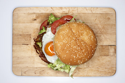 Hamburger with fried eggs, elevated view - STKF001207