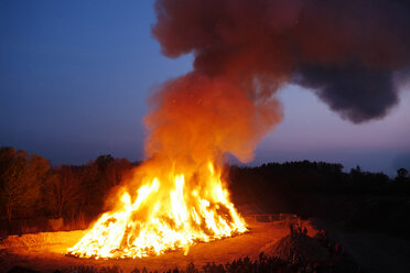 Germany, Bavaria, Landsberied, Easter bonfire, fire - GNF001322