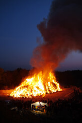 Deutschland, Bayern, Landsberied, Osterfeuer, Feuer - GNF001323