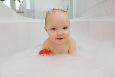 Porträt eines lächelnden kleinen Mädchens in einer Badewanne - LHF000440