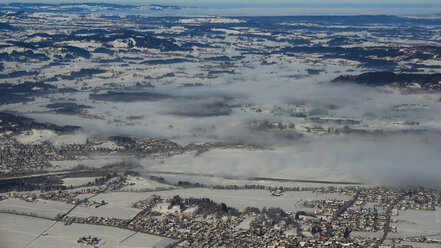 Deutschland, Bayern, Blick vom Tegelberg auf Füssen, Schwangau, Waltenhofen und den Forggensee im Winter - WGF000621