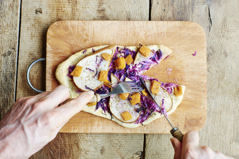 Flammkuchen mit Rotkohl, Birnen und milchfreiem Käse - HAWF000716