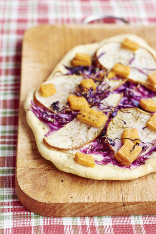 Flammkuchen mit Rotkohl, Birnen und milchfreiem Käse, lizenzfreies Stockfoto