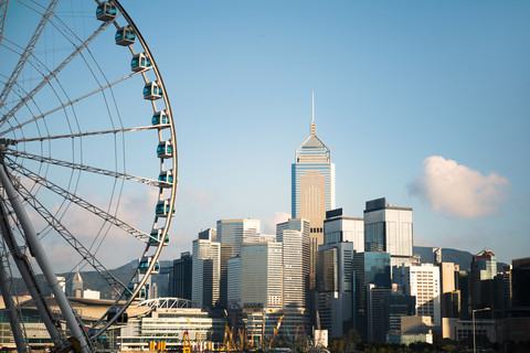 China, Hongkong, Blick auf Riesenrad, Central Plaza und andere Wolkenkratzer, lizenzfreies Stockfoto