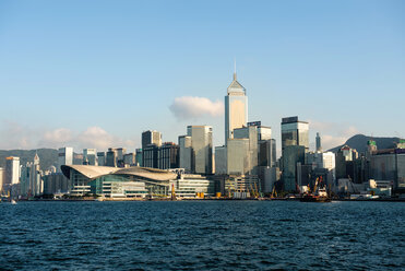 China, Hongkong, Blick auf die Skyline mit dem Opera Grand Theatre im Vordergund - GEMF000103