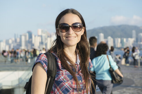 Hongkong, Kowloon, lächelnder Tourist auf der Allee der Sterne - GEMF000104