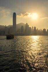 China, Skyline von Hongkong vom Meer aus bei Sonnenuntergang - GEMF000105