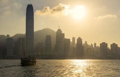 China, Skyline von Hongkong vom Meer aus bei Sonnenuntergang - GEMF000106