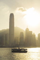 China, Skyline von Hongkong vom Meer aus bei Sonnenuntergang - GEMF000107