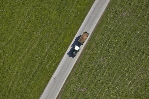 Deutschland, Bayern, Luftaufnahme eines Traktors mit Anhänger - KDF000688