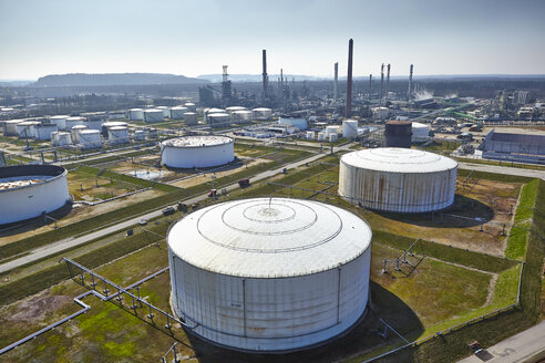 Germany, Bavaria, Aerial view of Burghausen oil refinery - KDF000694