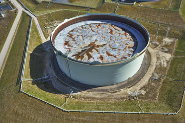 Germany, Bavaria, Steinhoering, Aerial view of tank with floating roof - KDF000696