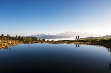 Österreich, Altenmarkt-Zauchensee, Wanderer am Bergsee in den Niederen Tauern - HHF005138