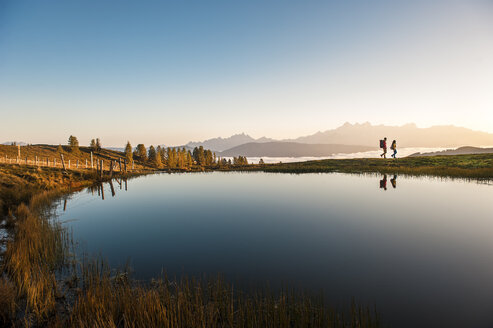 Österreich, Altenmarkt-Zauchensee, Wanderer am Bergsee in den Niederen Tauern - HHF005143