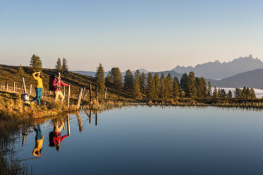 Österreich, Altenmarkt-Zauchensee, junges Paar am Bergsee in den Niederen Tauern - HHF005153