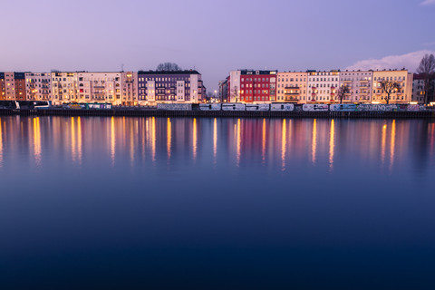 Deutschland, Berlin, Stralau, Häuser an der Spree am Abend, lizenzfreies Stockfoto