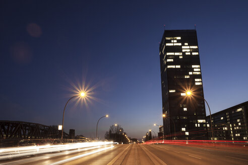 Deutschland, Berlin, Verkehr auf Spreebrücke und Hochhaus am Abend - ZMF000371