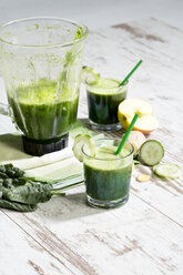 Smoothie with spinach, cucumber, ginger and apple - MAEF009881