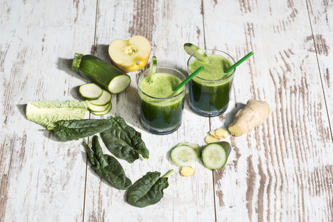 Smoothie mit Spinat, Gurke, Ingwer und Apfel, lizenzfreies Stockfoto