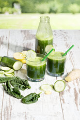 Smoothie with spinach, cucumber, ginger and apple - MAEF009884