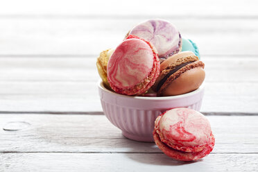 Bunte Macarons in Schale auf Holz - CSF024862