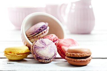 Bunte Macarons in Schale und auf Holz - CSF024865