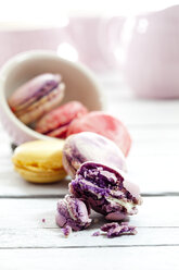 Bunte Macarons in Schale und auf Holz - CSF024866