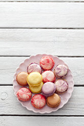 Bunte Macarons auf einem Teller - CSF024869