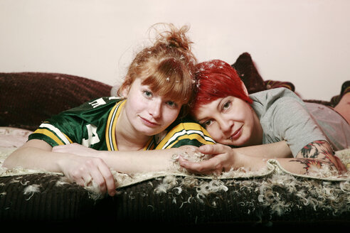 Porträt von zwei Freundinnen nach einer Kissenschlacht zu Hause - VEF000054