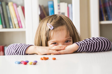 Kleines Mädchen spielt mit Schokoladenknöpfen - LVF003031