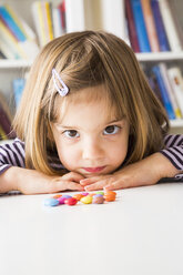 Porträt eines kleinen Mädchens mit Schokoladenknöpfen - LVF003034