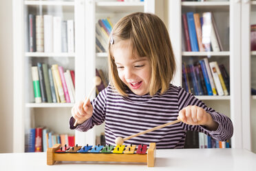 Portrait of happy little girl playing xylophones - LVF003041