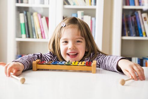 Portrait of happy little girl with xylophones - LVF003042