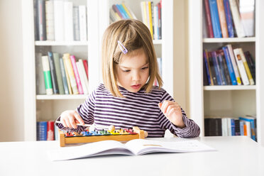 Little girl playing xylophones - LVF003051