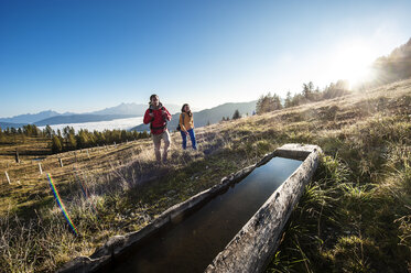 Österreich, Altenmarkt-Zauchensee, junges Paar beim Wandern in den Niederen Tauern - HHF005130