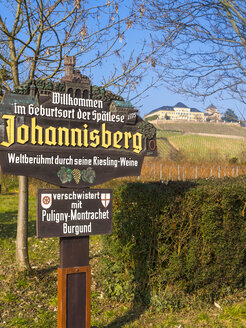 Deutschland, Hessen, Johnnisberg, Oberes Mittelrheintal, Begrüßungsschild, Schloss im Hintergrund - AMF003902