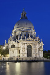 Italien, Venedig, Basilica di Santa Maria della Salute am Canal Grande bei Nacht beleuchtet - RUEF001521