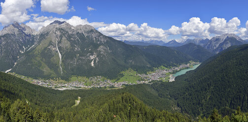 Italien, Dolomiten, Auronzo di Cadore, der See und das Dorf mit Bergkette - RUEF001527