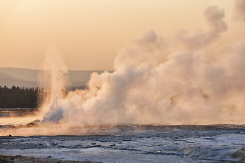 USA, Wyoming, Yellowstone National Park, Dampf steigt im Lower Geyser Basin bei Sonnenuntergang auf - RUEF001580