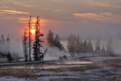 USA, Wyoming, Yellowstone-Nationalpark, Sonnenaufgang am West Thumb Geysirbecken im Herbst - RUEF001534