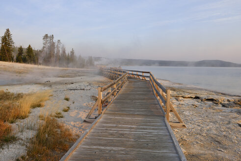 USA, Wyoming, Yellowstone-Nationalpark, Uferpromenade am West Thumb Geysirbecken - RUEF001535