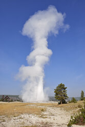USA, Wyoming, Yellowstone-Nationalpark, Old Faithful Geysir bricht aus - RUEF001536