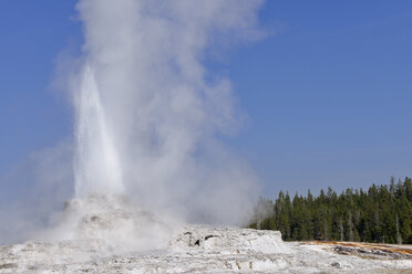 USA, Wyoming, Yellowstone-Nationalpark, Ausbruch des Castle-Geysirs - RUEF001537