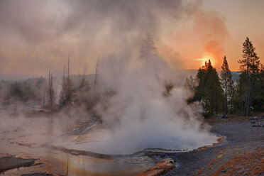 USA, Wyoming, Yellowstone-Nationalpark, Dampf, der bei Sonnenaufgang aus der Firehole-Quelle aufsteigt - RUEF001542