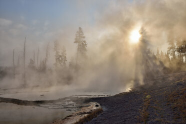 USA, Wyoming, Yellowstone-Nationalpark, Firehole Spring am Firehole Lake Drive - RUEF001544