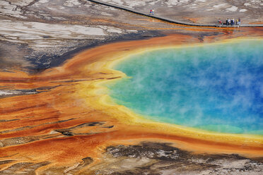 USA, Wyoming, Yellowstone-Nationalpark, Große prismatische Quelle im Midway-Geysir-Becken - RUEF001546