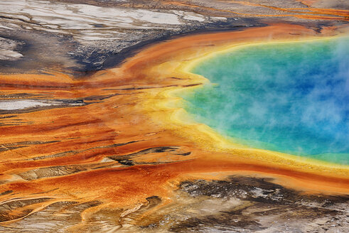 USA, Wyoming, Yellowstone National Park, Grand Prismatic Spring at Midway Geyser Basin - RUEF001547