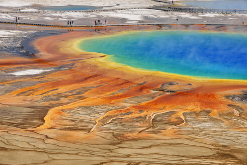 USA, Wyoming, Yellowstone National Park, Grand Prismatic Spring at Midway Geyser Basin - RUEF001550