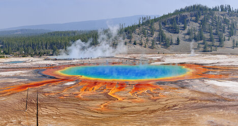 USA, Wyoming, Yellowstone-Nationalpark, Große prismatische Quelle im Midway-Geysir-Becken - RUEF001551